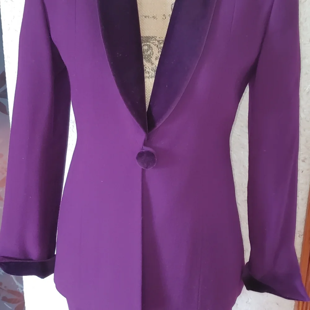 Original Christian Dior SUIT. Never been worn. 100% wool . Size 2 p